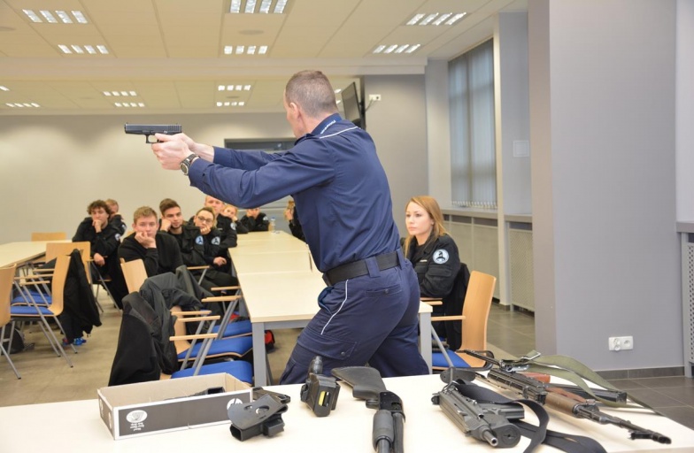 Uczniowie klasy mundurowej odwiedzili policjantów 