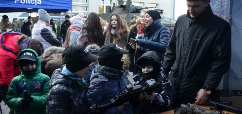 Są policjanci, żołnierze, strażacy. Trwa Piknik Militarny w „Koperniku"