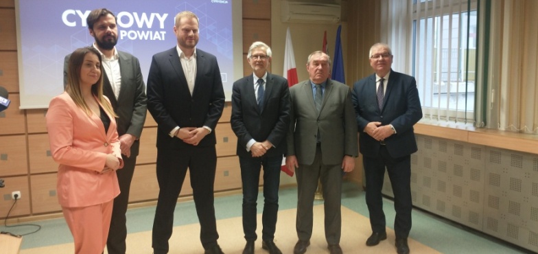 Samorządy przygotowują się do cyfrowych wyzwań przyszłości. Do starostwa przyjechał wiceminister