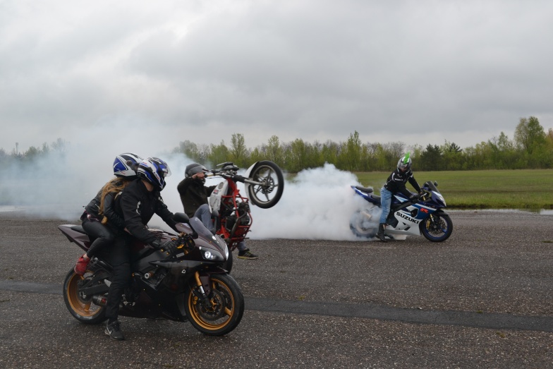 Trwają Dni Kazimierza Biskupiego. Na lotnisku głośno ryczą motocyklowe silniki  