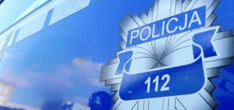 Pijany mężczyzna uszkodził samochód. Wcześniej wchodził na jezdnię pod jadące auta