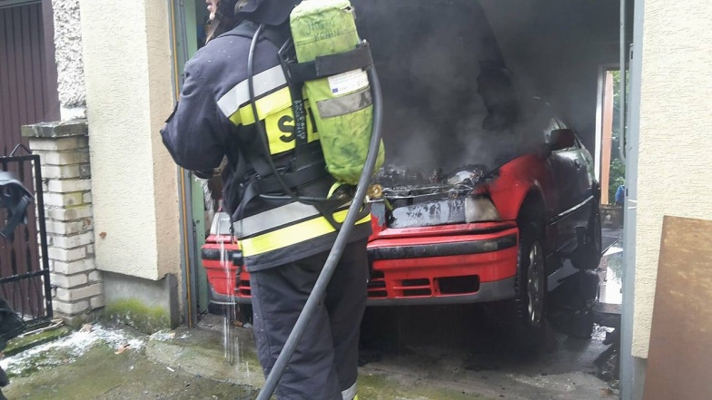 W garażu paliło się BMW. Ogień zagrażał sąsiednim budynkom