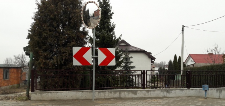 Zniknęła barierka i mieszkańcy nie schodzą już na ulicę. Jak wyglądała drogowa niedoróbka?