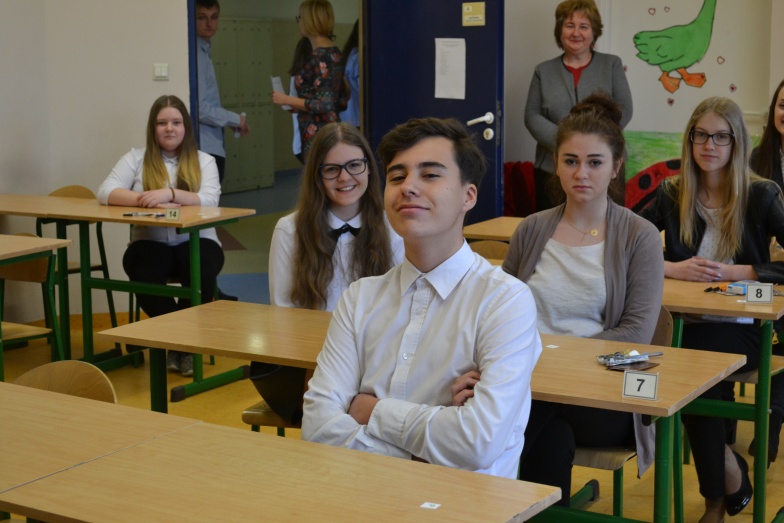 Gimnazjaliści piszą test z języka obcego. Dziś ostatni dzień egzaminu