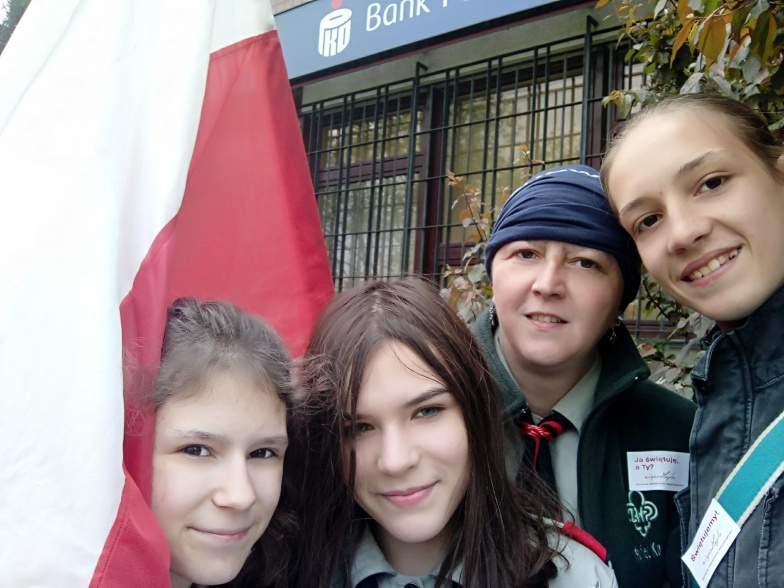 Harcerze rozdawali naklejki. Przypomnieli mieszkańcom o Dniu Flagi