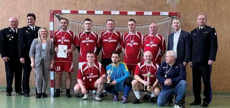 Rywalizowało dwanaście drużyn. O mistrzostwo w strażackiej halówce