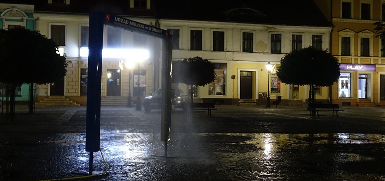 Na placu Wolności kurtyna wodna działa nawet późnym wieczorem