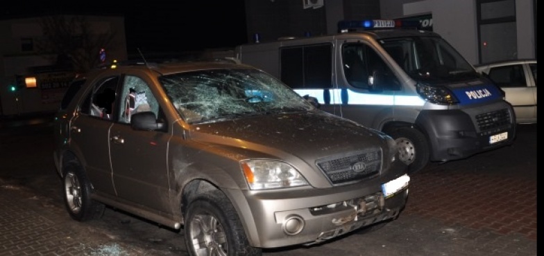 Płytą chodnikową roztrzaskał samochód. Policja zatrzymała pijanego 50-latka 