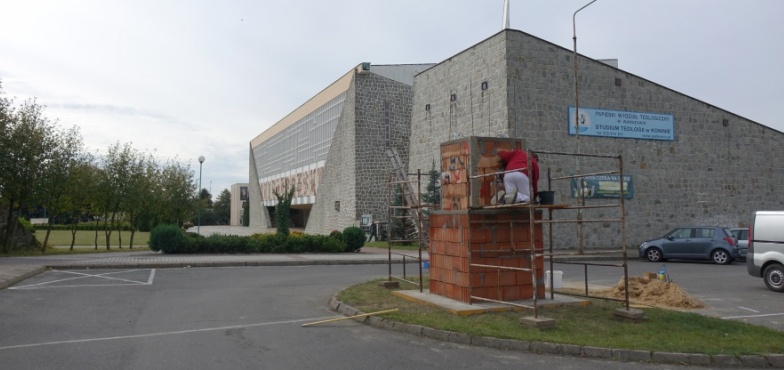 Z ul. Wiśniowej przed kościół św. Maksymiliana Kolbe. Kapliczka zostanie przeniesiona 
