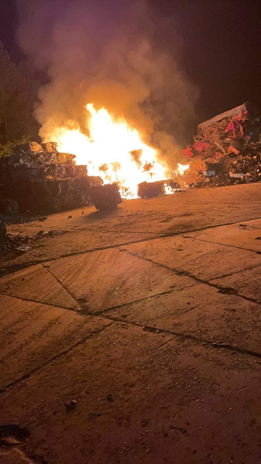 Pożar złomu przy Marantowskiej. Płonęła pryzma sprasowanych pojazdów