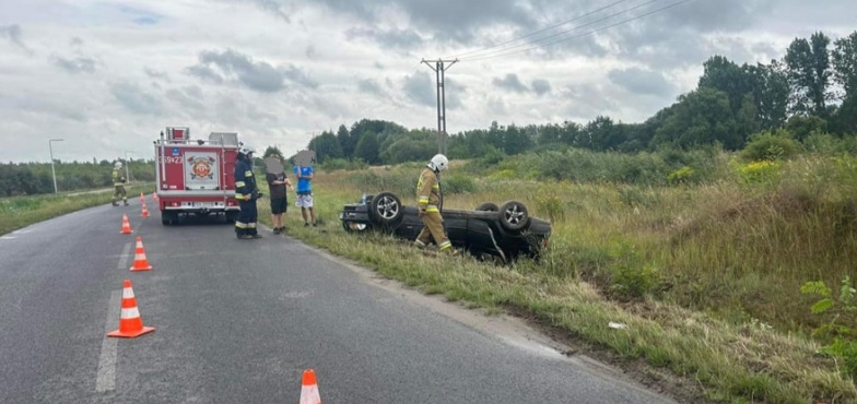 Osobówka dachowała w rowie 