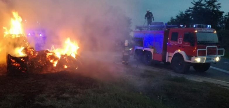 Gasili pożar lasu i dekoracji dożynkowej. Pracowita noc ochotników z Sompolna 