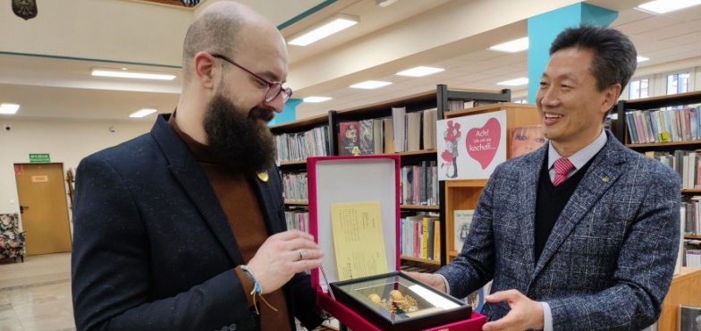 Goście z Korei przywieźli prezenty dla biblioteki. To kolczyki i pieniądze na książki