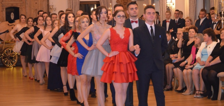 12 par zatańczyło poloneza. Dziś na studniówce bawią się uczniowie Kopernika 