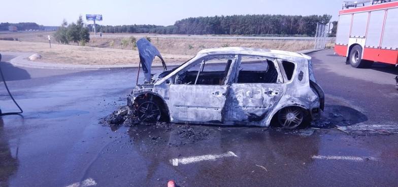Pożar samochodu na autostradzie A2. Kierowca próbował ugasić ogień, ma poparzoną dłoń