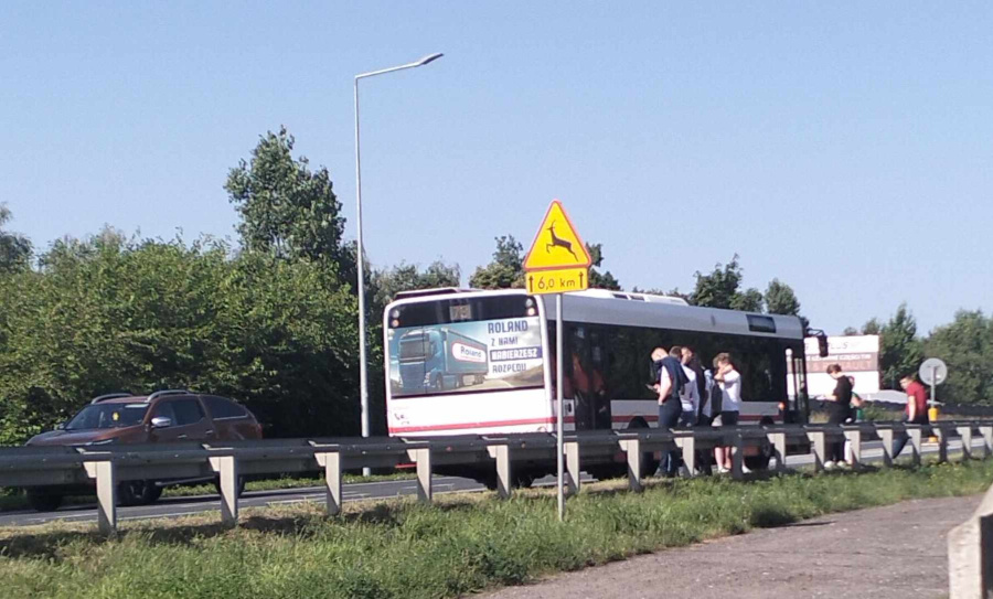 Na skrzyżowaniu doszło do wypadku autobusu i osobówki. Mieszkańcy alarmują, że jest niebezpiecznie