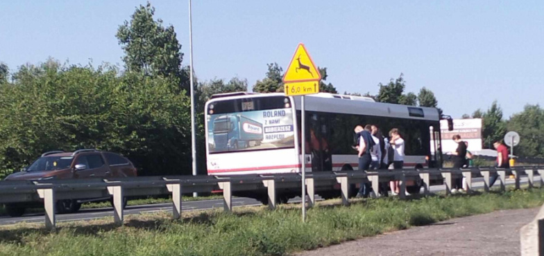 Na skrzyżowaniu doszło do wypadku autobusu i osobówki. Mieszkańcy alarmują, że jest niebezpiecznie