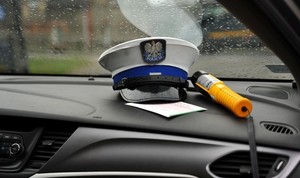 Nietrzeźwy wsiadł za kółko i spowodował kolizję. Auto bez ważnego OC 