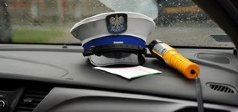 Nietrzeźwy wsiadł za kółko i spowodował kolizję. Auto bez ważnego OC 