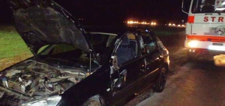 Wypadek na śliskiej drodze. Auto dachowało  