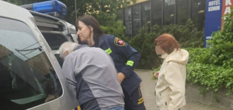 Starszy mężczyzna leżał na chodniku. Pomogły strażniczki miejskie