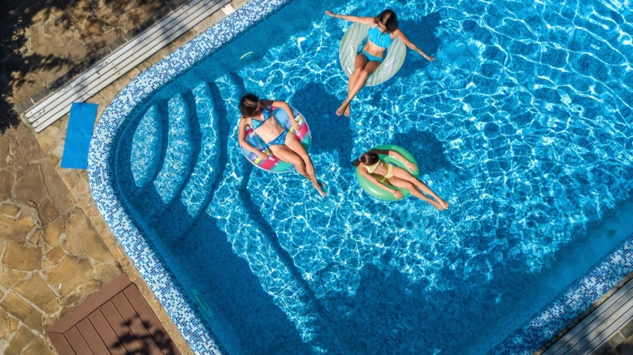 Dlaczego basen w hotelu to konieczność na urlop?
