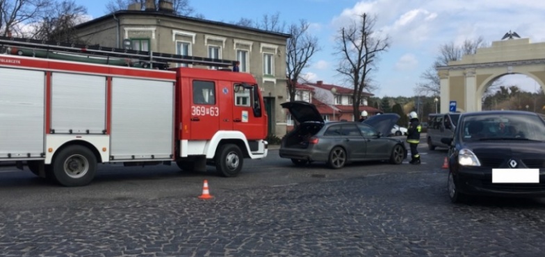 Przy Bramie Napoleona zderzyły się dwa samochody. Wypadek w Ślesinie