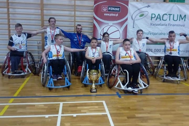 Młodzi koszykarze z Konina wicemistrzami Polski. Zawodnicy Mustang Young zajęli drugie miejsce na turnieju w Kielcach