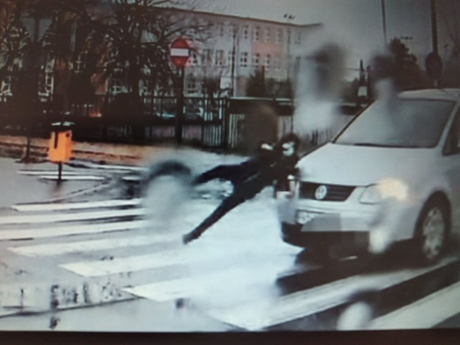 Policja poszukuje dziewczynki, która została potrącona na pasach