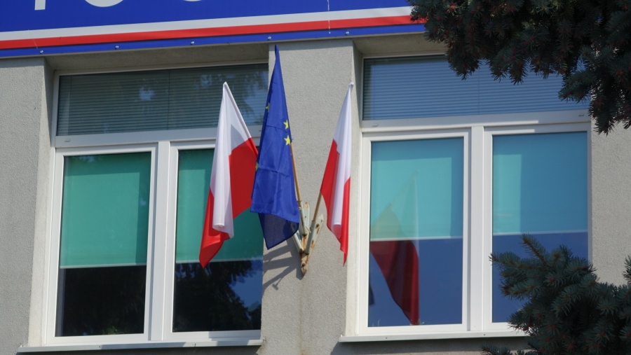 Dyrektorzy szkół poproszeni o wyjaśnienia, dlaczego na budynkach nie wywiesili unijnych flag  