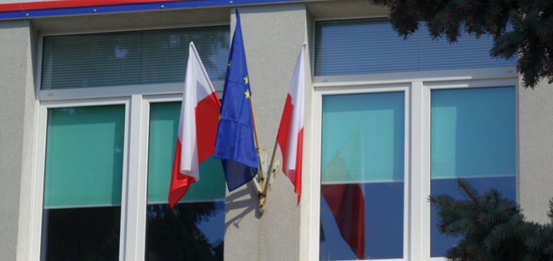 Dyrektorzy szkół poproszeni o wyjaśnienia, dlaczego na budynkach nie wywiesili unijnych flag  