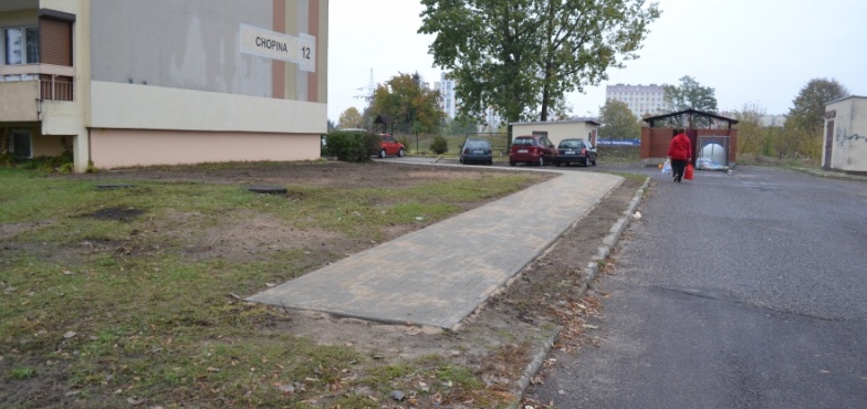 Chodnik donikąd! Mieszkańcy ulicy Chopina 12 w Koninie nie mogą się nadziwić! 