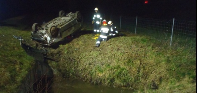 Mężczyzna uwięziony w samochodzie. Wypadek w Borkach