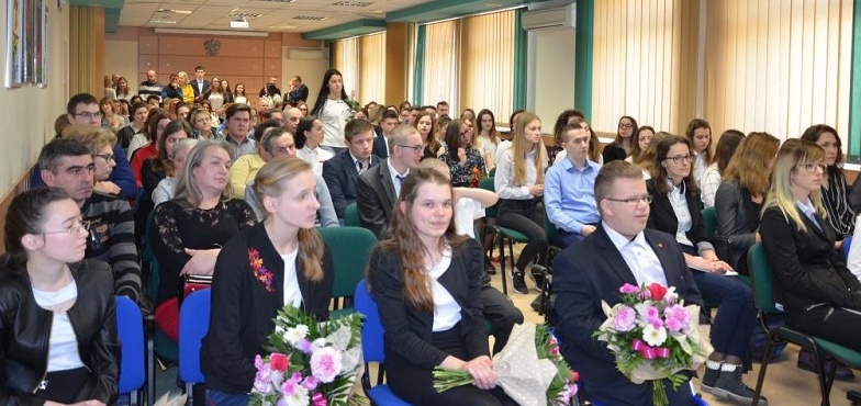 Stypendia starosty dostanie stu uczniów i jedna studentka 