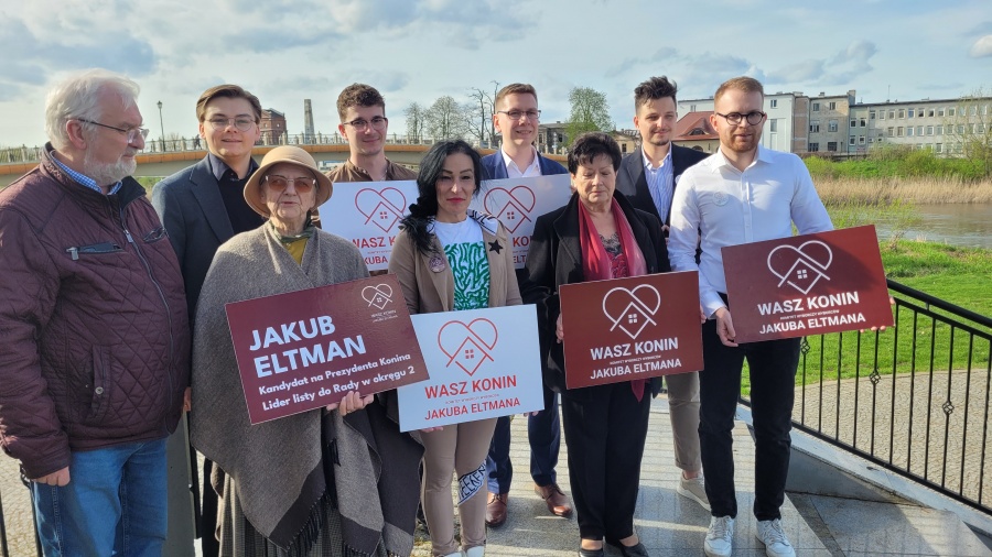 Jakub Eltman jeszcze w nocy przed ciszą wyborczą będzie rozwieszał plakaty. „Podobno to dobrze wróży”