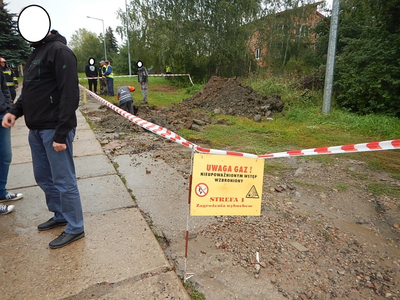 Rozszczelnił się gazociąg. Usuwali awarię