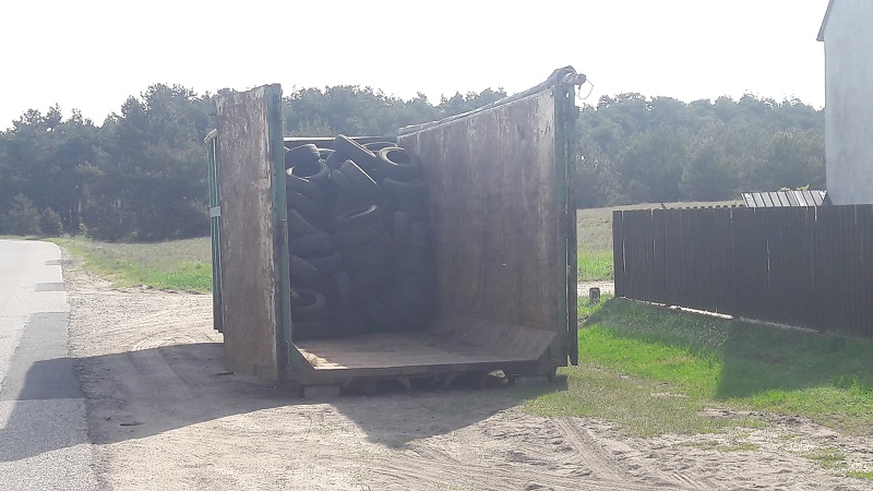 Zebrali aż 92 tony zużytych opon. Strażnik pilnował kto przywozi je do kontenerów