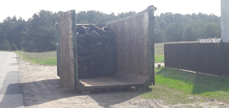 Zebrali aż 92 tony zużytych opon. Strażnik pilnował kto przywozi je do kontenerów