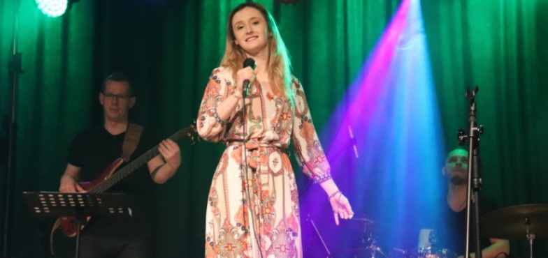Koncert z okazji „Dnia Kobiet”. Cała sala śpiewała przeboje Anny Jantar