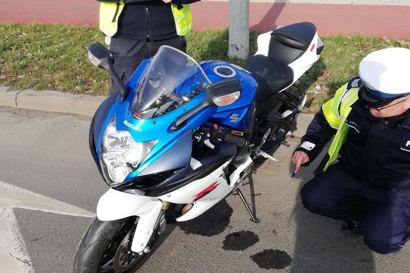 Motocyklista potrącił pieszą na przejściu. 67-latka z poważnymi obrażeniami w szpitalu