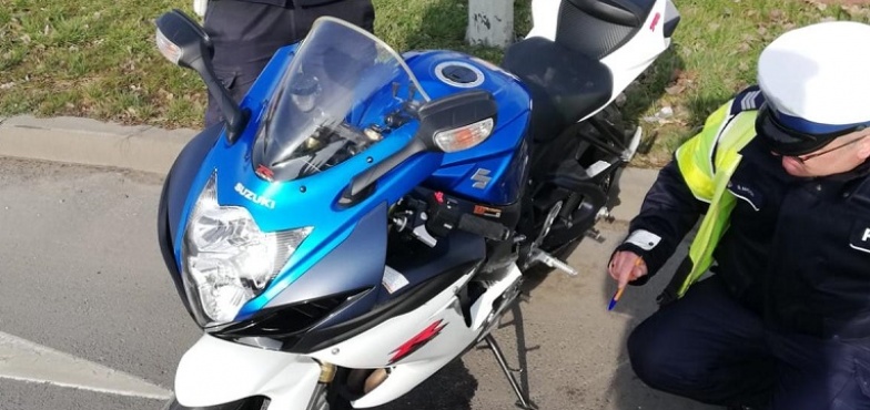 Motocyklista potrącił pieszą na przejściu. 67-latka z poważnymi obrażeniami w szpitalu