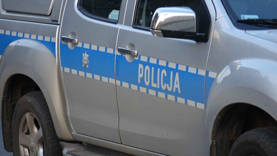 Ciało mężczyzny przed sklepem