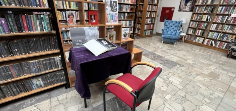 W bibliotece została wystawiona księga kondolencyjna Królowej Elżbiety II