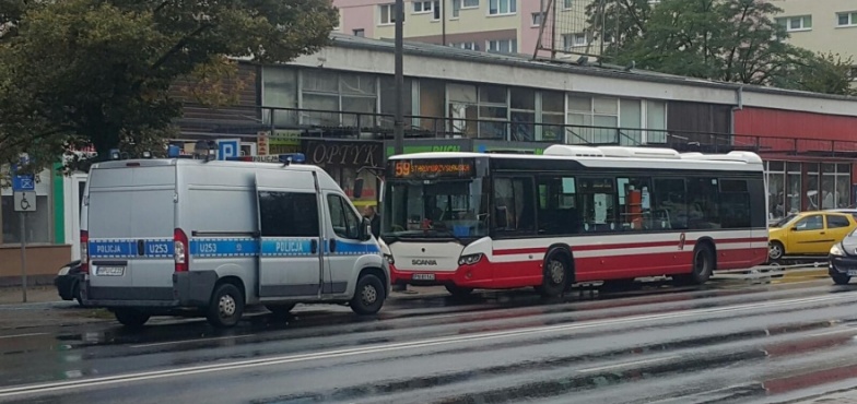 Gwałtowne hamowanie autobusu, poszkodowany pasażer. Policja zajęła się sprawą