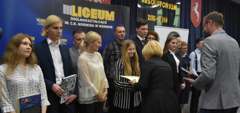 Pożegnanie w III LO. „Rocznik 2000, edycja limitowana” odebrał dziś świadectwa 