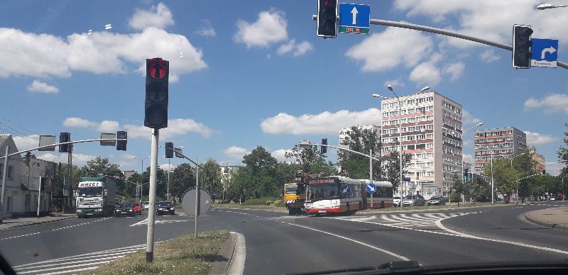 Stłuczka na skrzyżowaniu. Ciężarówka zderzyła się z autobusem