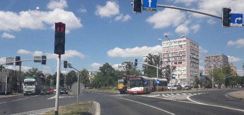 Stłuczka na skrzyżowaniu. Ciężarówka zderzyła się z autobusem