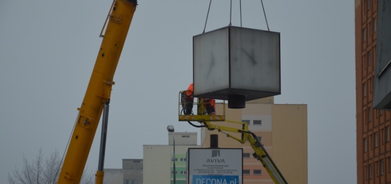 Znika zegar sprzed dawnych Domów Towarowych „Centrum”. Trwa jego demontaż 