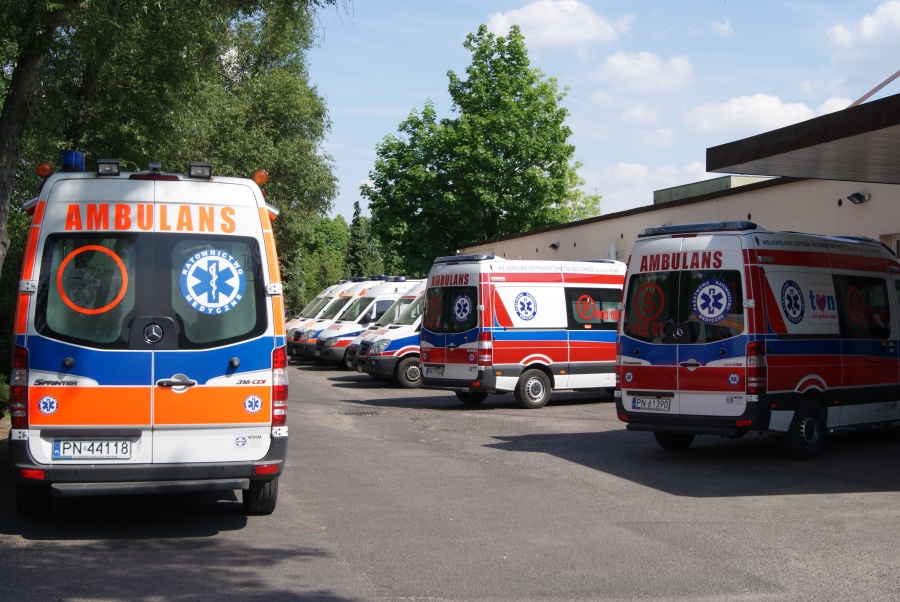 Oflagują karetki, włożą czarne koszulki. Jutro rozpoczyna się protest ratowników medycznych