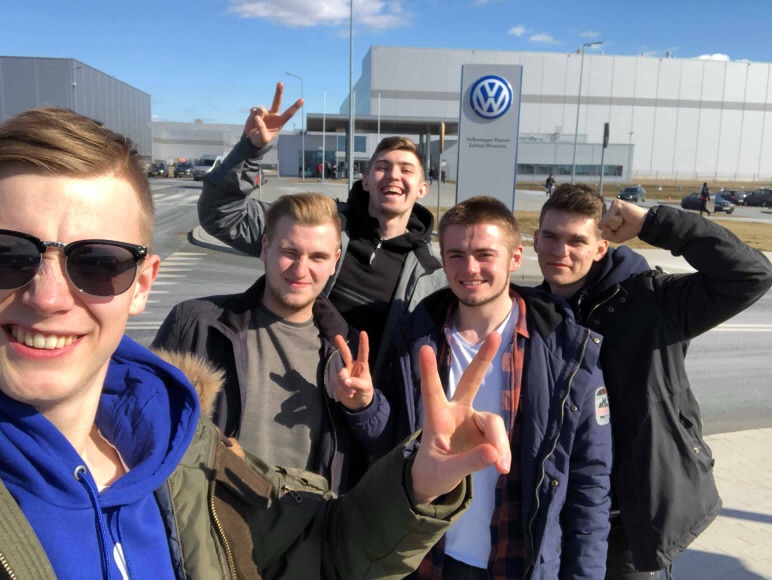Byli adwokatami, farmaceutami, logistykami. Licealiści pracowali w firmach, by wybrać drogę kariery 